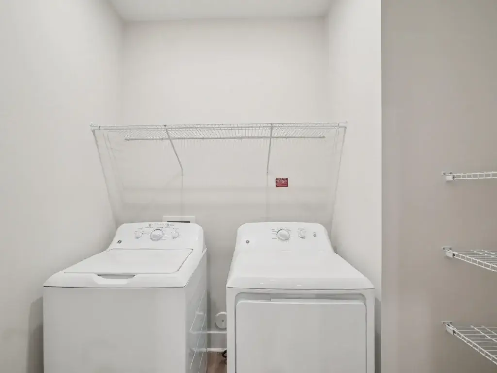 38-web-or-mls-3000 Greyhound Circle Unit 101-S3010-015