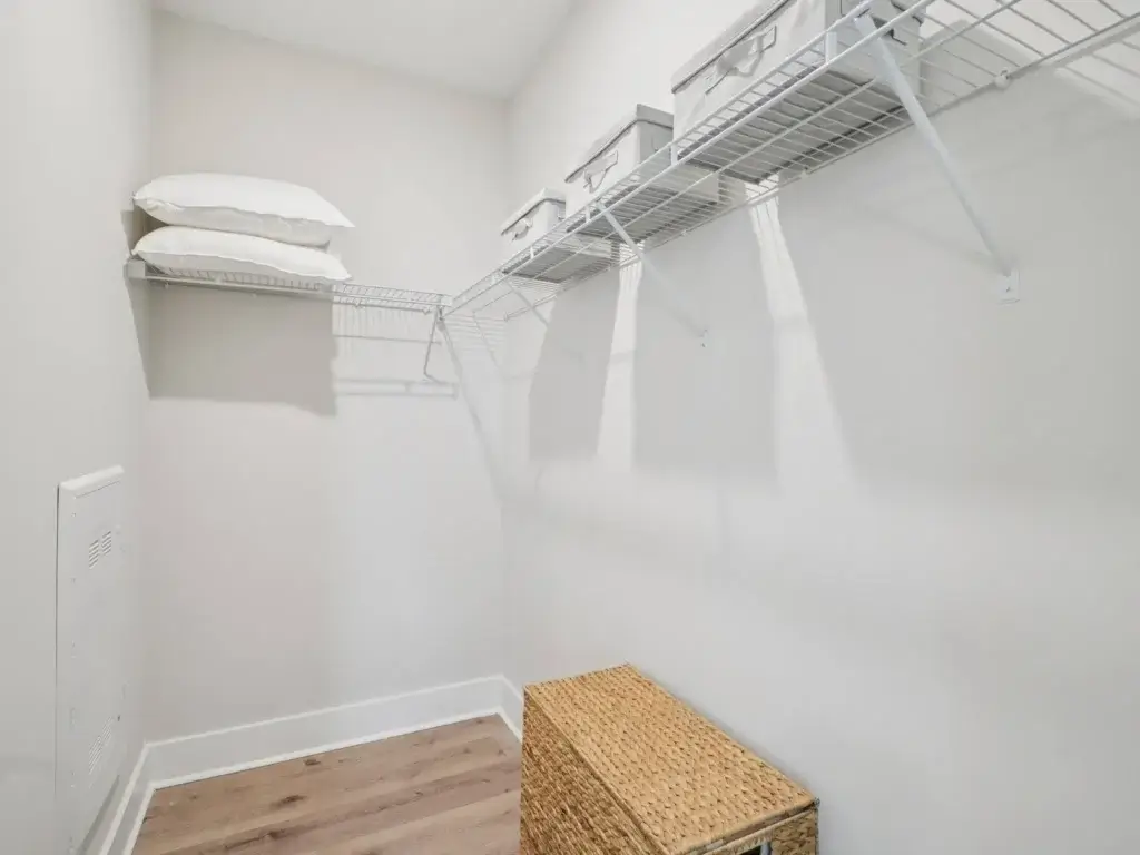 41-web-or-mls-3000 Greyhound Circle Unit 101-S3010-018